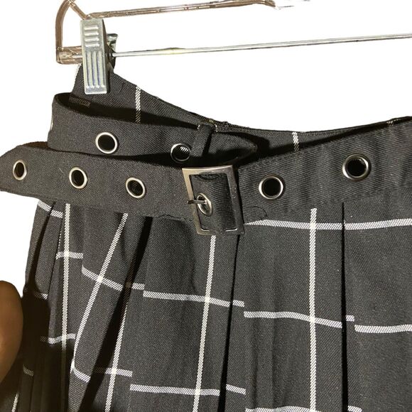 Hot Topic White Black Plaid Pleated Mini Skirt Grommet Belt M Punk‎ Goth Rock - Picture 4 of 10